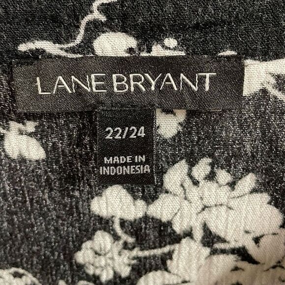 LANE BRYANT Ladies Floral Rayon 3/4 Sleeve Flowy Blouse Size 22/24 Black White - Picture 9 of 12